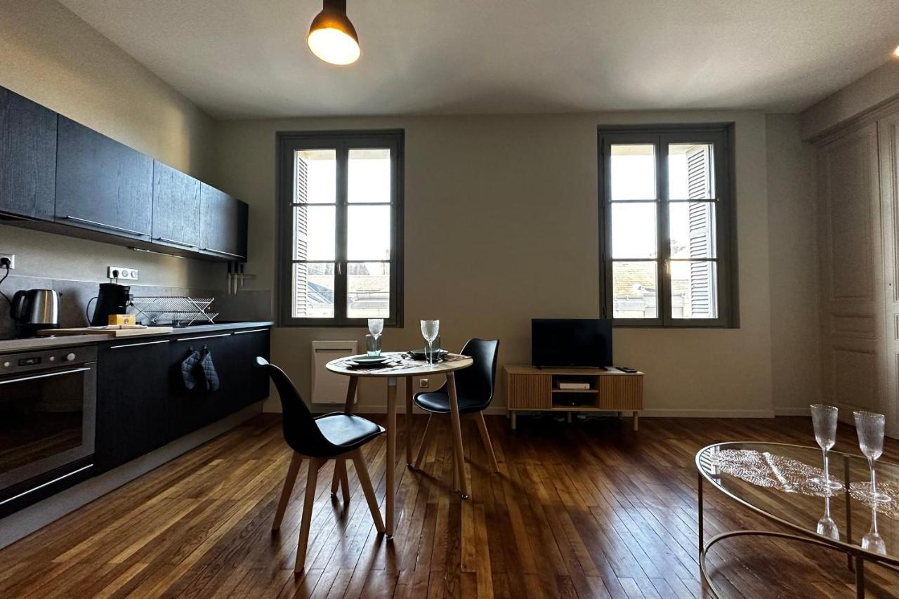 Le Magistral Beautiful One-Bedroom Apartment In The Historic Heart Of Tours Bagian luar foto